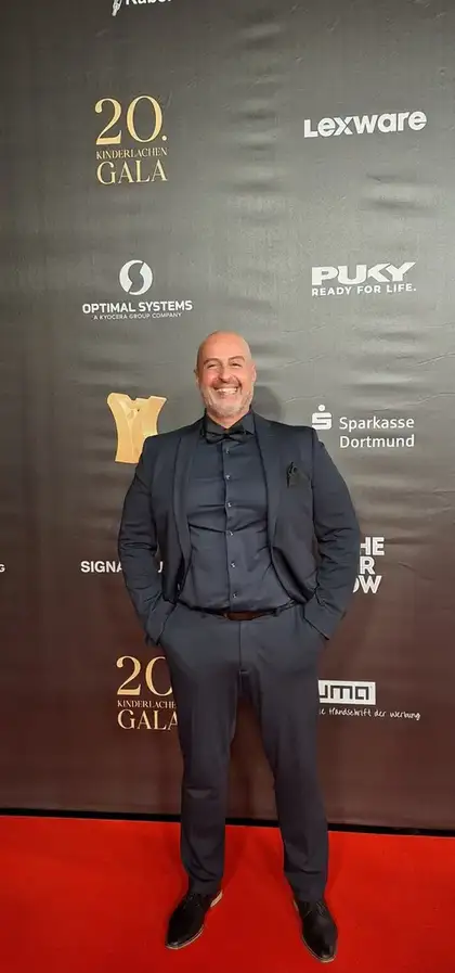 Osvaldo Teixeira auf dem roten Teppich der 20. Kinderlachen Gala in Dortmund